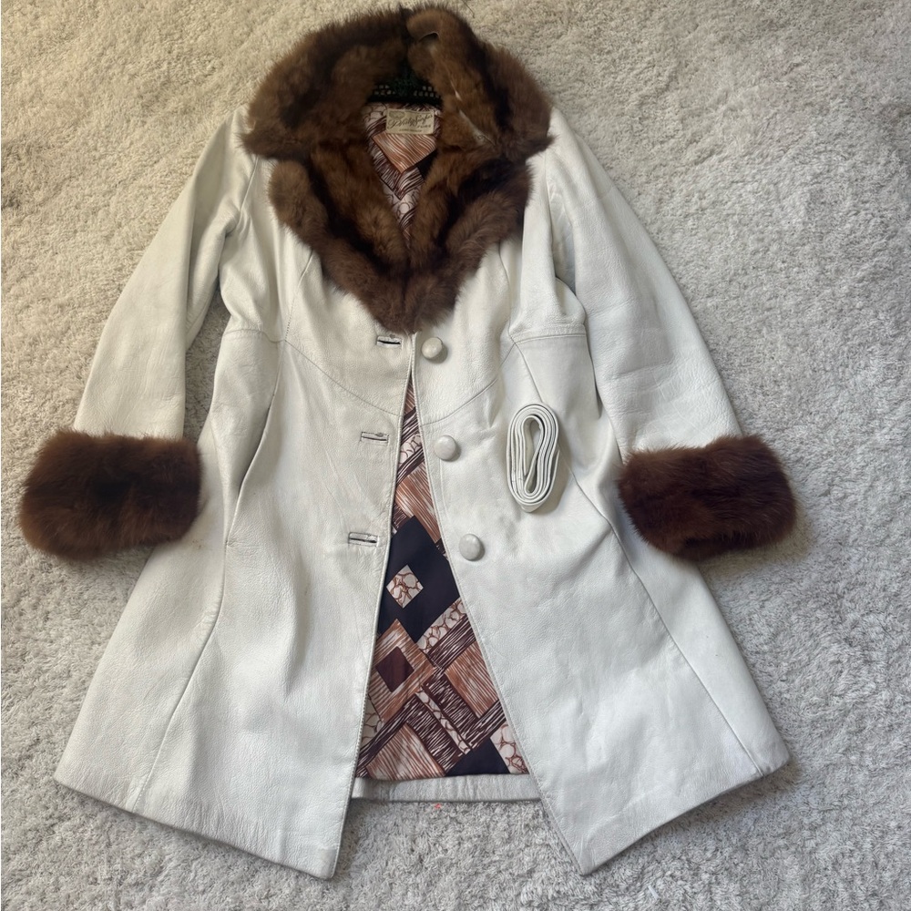 Vintage Elegant White Coat with Faux Fur Trim